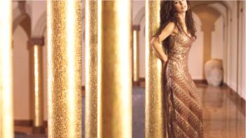 Luxusní zlaté šaty: Fotografie dokonalých šatů pro každou příležitost