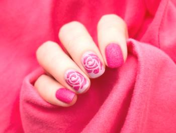 Manikúra s růží: Nápady krásného designu + 100 fotografií