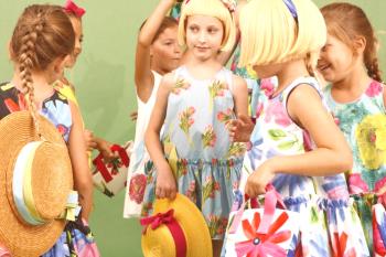 Šaty pro dívky od 7 let: originální modely a jasné trendy roku 2019