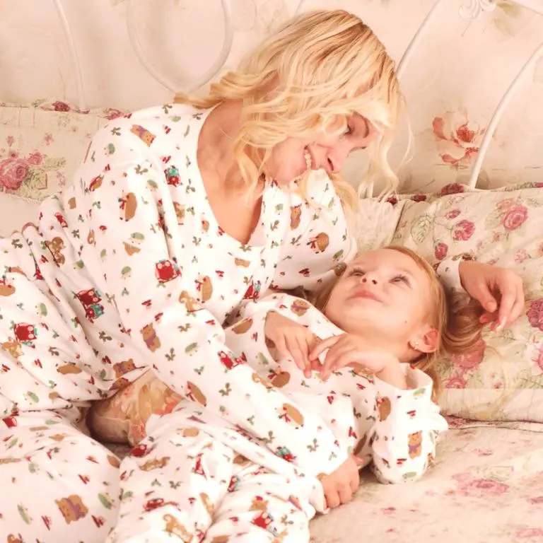 К чему снится мама дарит. Фотосессия в пижамах с детьми. Пижама мама и дочка. Дети в пижамах. Мама в пижаме.
