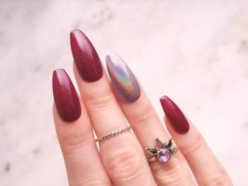 Cherry manikúra: možnosti pro luxusní nail art na fotografii