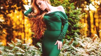 Zelené šaty: Elegantní styly, neuvěřitelný střih a okouzlující obrázky na fotografii