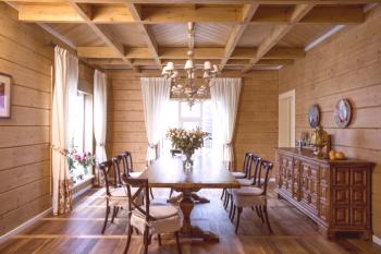 Interiér dřevěných domů - možnosti designu a stylu na fotografii